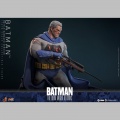 Hot Toys Batman (Battle Damaged Version) - Batman: The Dark Knight Returns