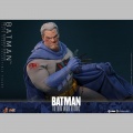 Hot Toys Batman (Battle Damaged Version) - Batman: The Dark Knight Returns