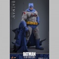 Hot Toys Batman (Battle Damaged Version) - Batman: The Dark Knight Returns