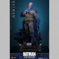 Hot Toys Batman (Battle Damaged Version) - Batman: The Dark Knight Returns