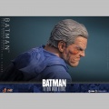 Hot Toys Batman (Battle Damaged Version) - Batman: The Dark Knight Returns