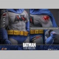 Hot Toys Batman (Battle Damaged Version) - Batman: The Dark Knight Returns