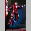 Hot Toys Silver Centurion (Armor Suit Up Version) - Iron Man 3