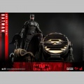 Hot Toys Batman with Bat-Signal - The Batman