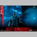 Hot Toys Batman with Bat-Signal - The Batman