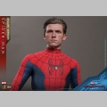 Hot Toys Spider-Man (New Red and Blue Suit) (Deluxe Version) - Spider-Man: No Way Home
