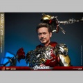 Hot Toys Iron Man Mark VI (2.0) with Suit-Up Gantry - The Avengers