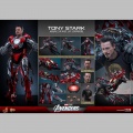 Hot Toys Tony Stark (Mark VII Suit-Up Version) - Avengers